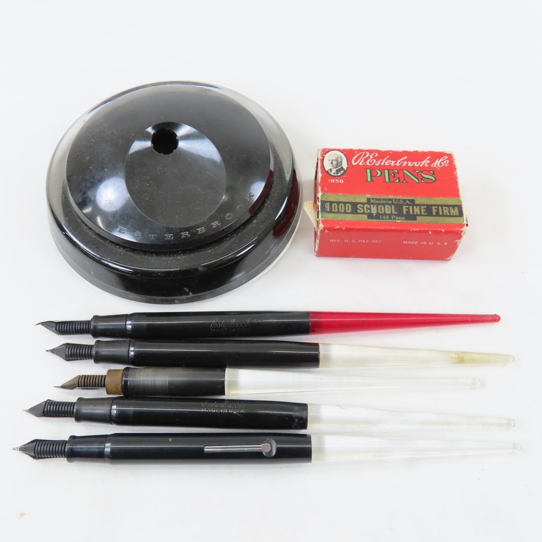 5 Esterbrook Fountain Pens & Fountainwell No 444: 5 Esterbrook Fountain Pens & Fountainwell No 444 - and box of assorted nibs. Lot size: 8x6x4", 2 LBS All information and photos are intended to be as accurate as possible, but errors are possible. No