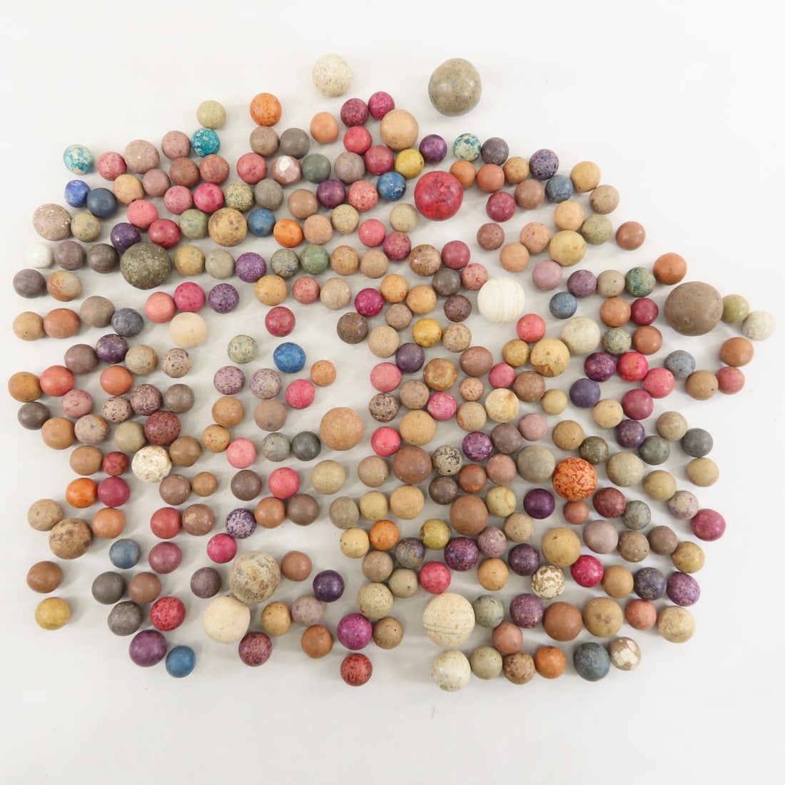 2 Pounds of Vintage Clay Marbles & 1 Stone Shooter: 2 Pounds of Vintage Clay Marbles & 1 Stone Shooter - Lot Size 6x6x6" 3 LB All information and photos are intended to be as accurate as possible, but errors are possible. No item may be returned or ref