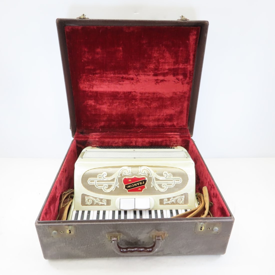 1950's Francini Italian Piano Accordion: 1950's Francini Italian Piano Accordion - SN# 60174, leather traps, bellows are good, 41 keys, in case. LOT size: 20x19x9", 22.5 LBS All information and photos are intended to be as accurate as