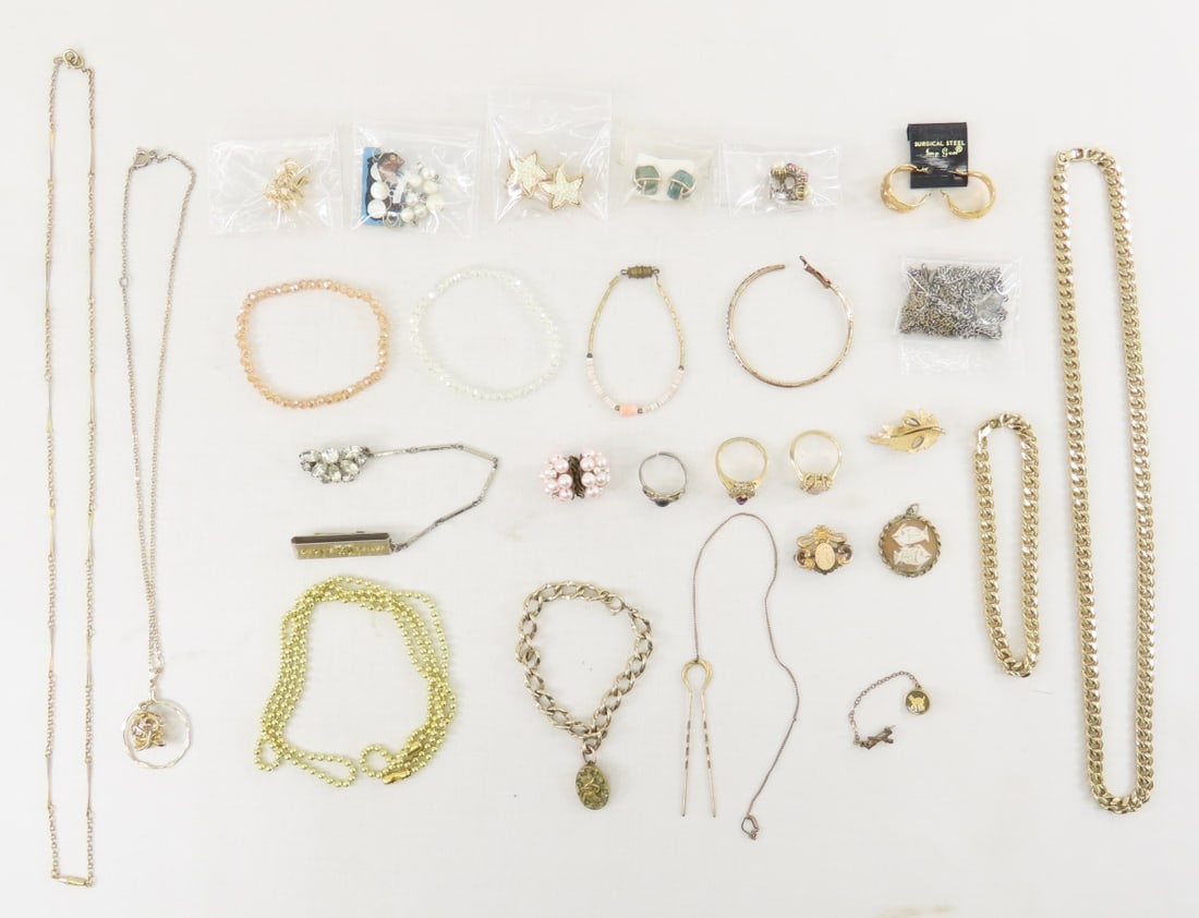 Watch Fob, Vintage and Modern Jewelry: Watch Fob, Vintage and Modern Jewelry - clip earrings and more. LOT SIZE: 6x6x6", 1 LB All information and photos are intended to be as accurate as possible, but errors are possible. No item may be