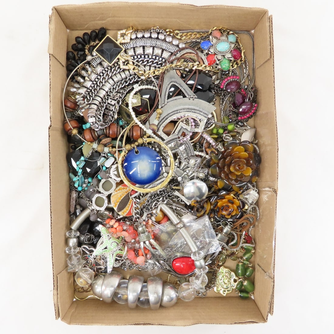Modern Statement & Fashion Jewelry: Modern Statement & Fashion Jewelry - mostly necklaces- some zipper necklaces. LOT SIZE: 10x10x10" lbs All information and photos are intended to be as accurate as possible, but errors are possible.