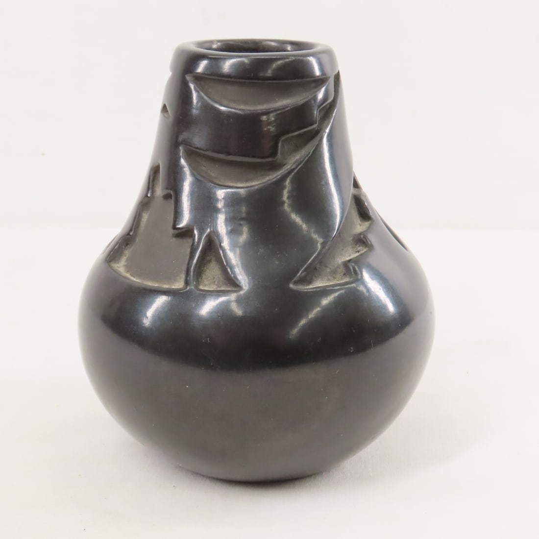 Flora & Glenda Naranjo Carved Blackware Vase: Flora & Glenda Naranjo Carved Blackware Vase - Santa Clara Pueblo Native, Signed. No Cracks, Tiny Flea-Bite on inner lip, 5.75" tall. Lot Size: 6x5x5", 1 lb All information and photos are intended to