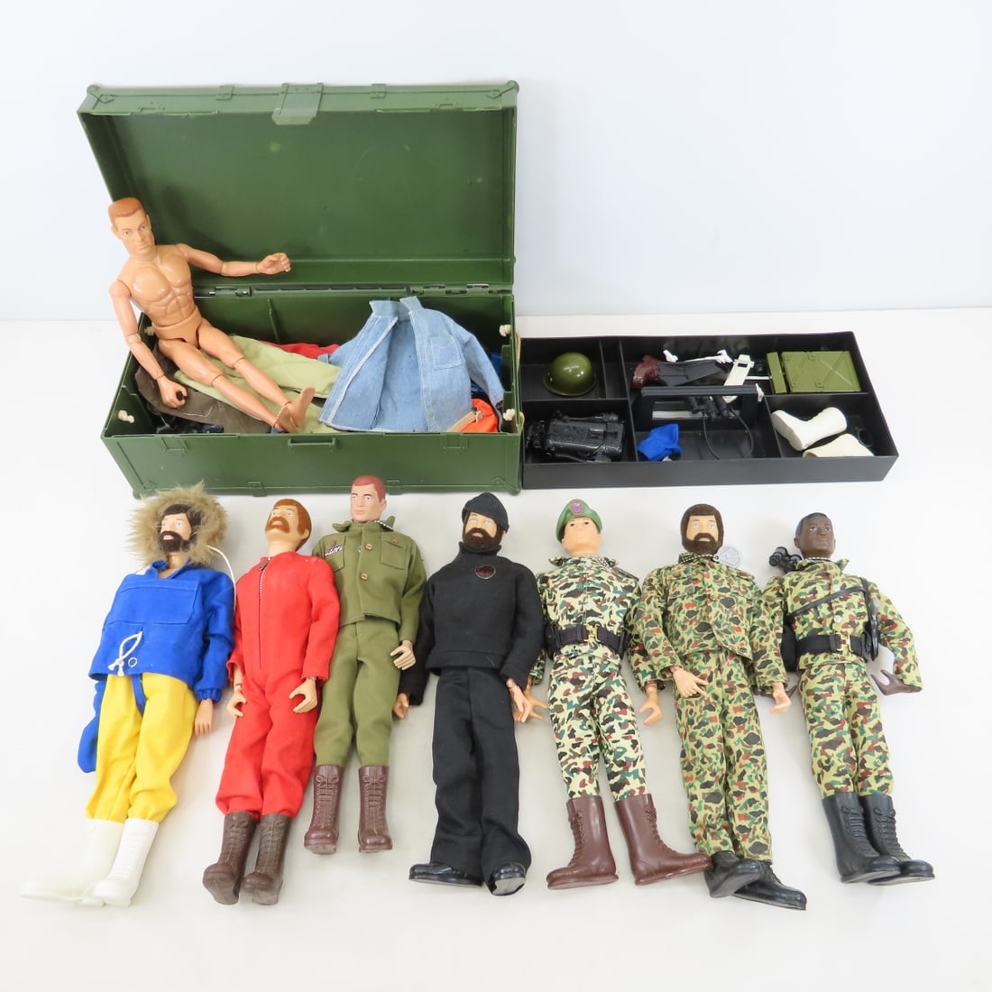 Modern GI Joe Figures & Plastic Trunk/Accessories: Modern GI Joe Figures & Plastic Trunk/Accessories - Lot Size: 16x16x16" 10 LB All information and photos are intended to be as accurate as possible, but errors are possible. No item may be returned