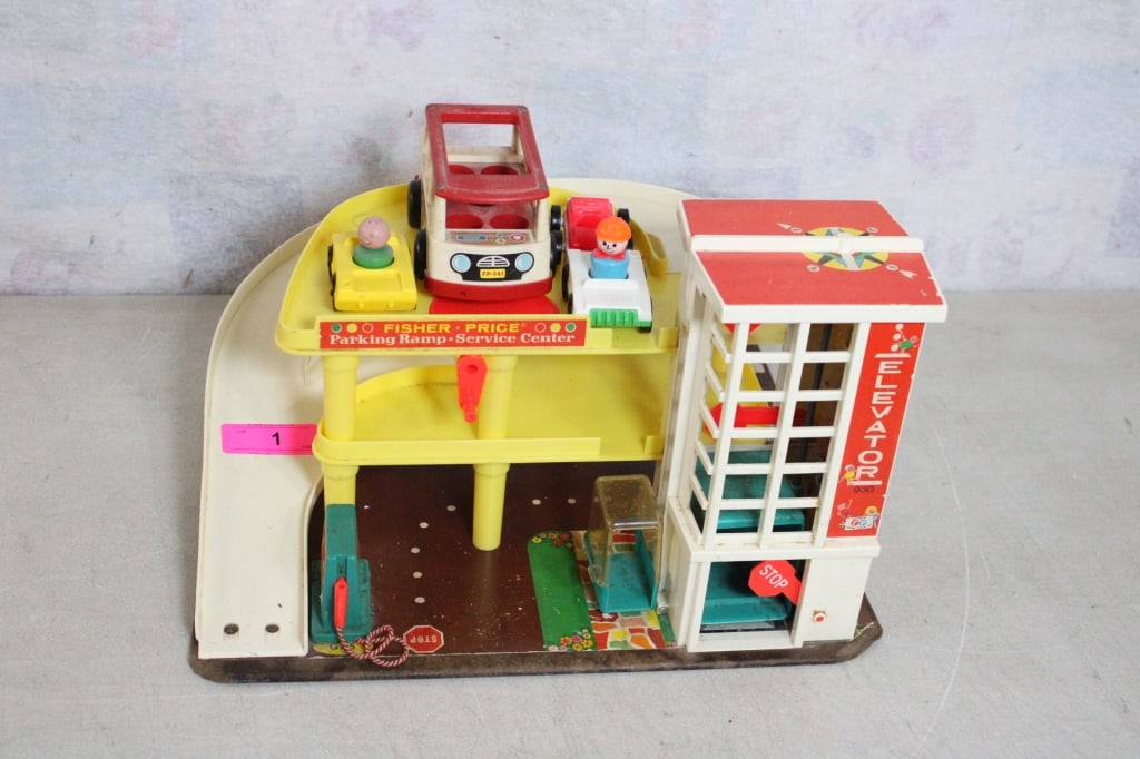 Fisher Price Parking Ramp Service Center #930: Fisher Price Parking Ramp Service Center #930 - with Cars, Bus & People. 18" x 16" x 12". 6 Lbs. All information and photos are intended to be as accurate as possible, but errors are possible.