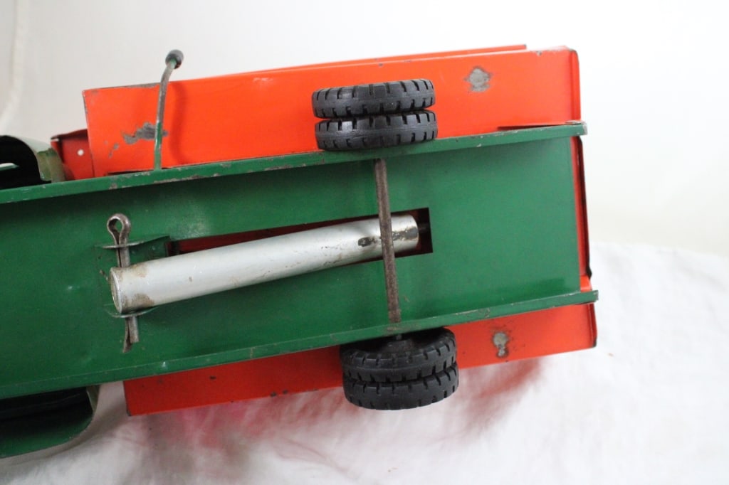 1950's Structo Hydraulically Operated Dump Truck - 9