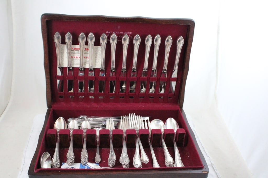 1847 Rogers Remembrance Silver Plate Flatware: 1847 Rogers Remembrance Silver Plate Flatware - in Box. 87 Pieces. 17" x 12" x 4". 14 Lbs. All information and photos are intended to be as accurate as possible, but errors are possible. No item