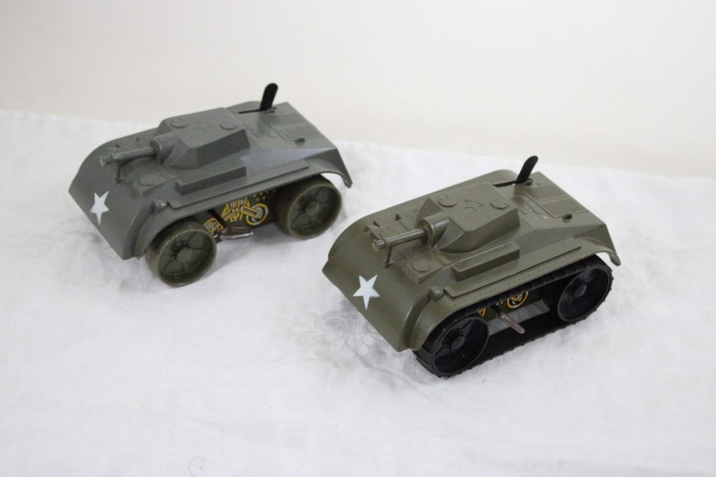 2 Marx Wind Up Military Tanks 1960's Tin Litho: 2 Marx Wind Up Military Tanks 1960's Tin Litho - Works. 1 is missing the tracks. 8" X 6" X 4". 1 lb. All information and photos are intended to be as accurate as possible, but errors are