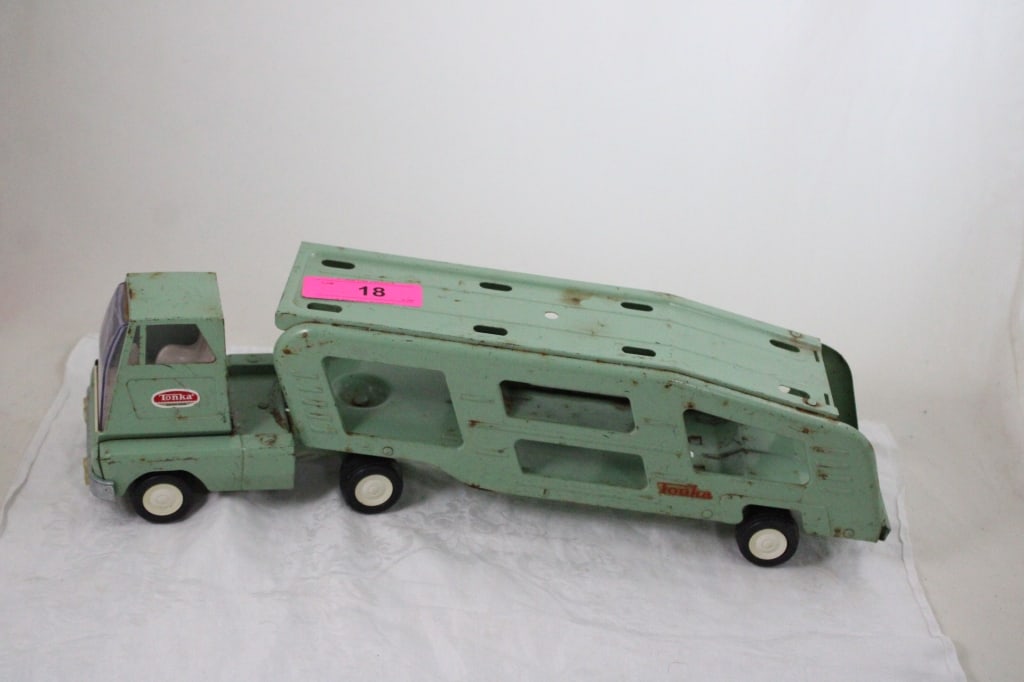 Tonka Pressed Steel Car Carrier Hauler: Tonka Pressed Steel Car Carrier Hauler - 20" x 4" x 5". 3 Lbs. All information and photos are intended to be as accurate as possible, but errors are possible. No item may be returned or refu