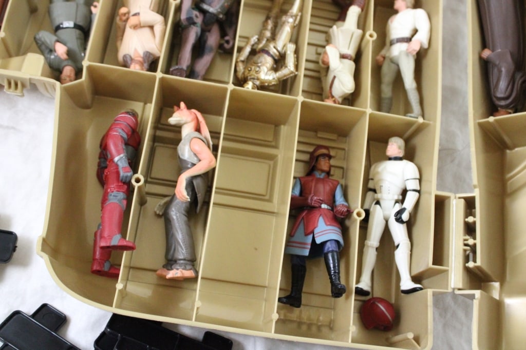 1983 Kenner C3PO Star Wars Case w/24 Figures - 9