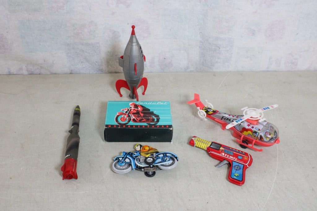 Tin Litho & Windup Toys (1 of 14)