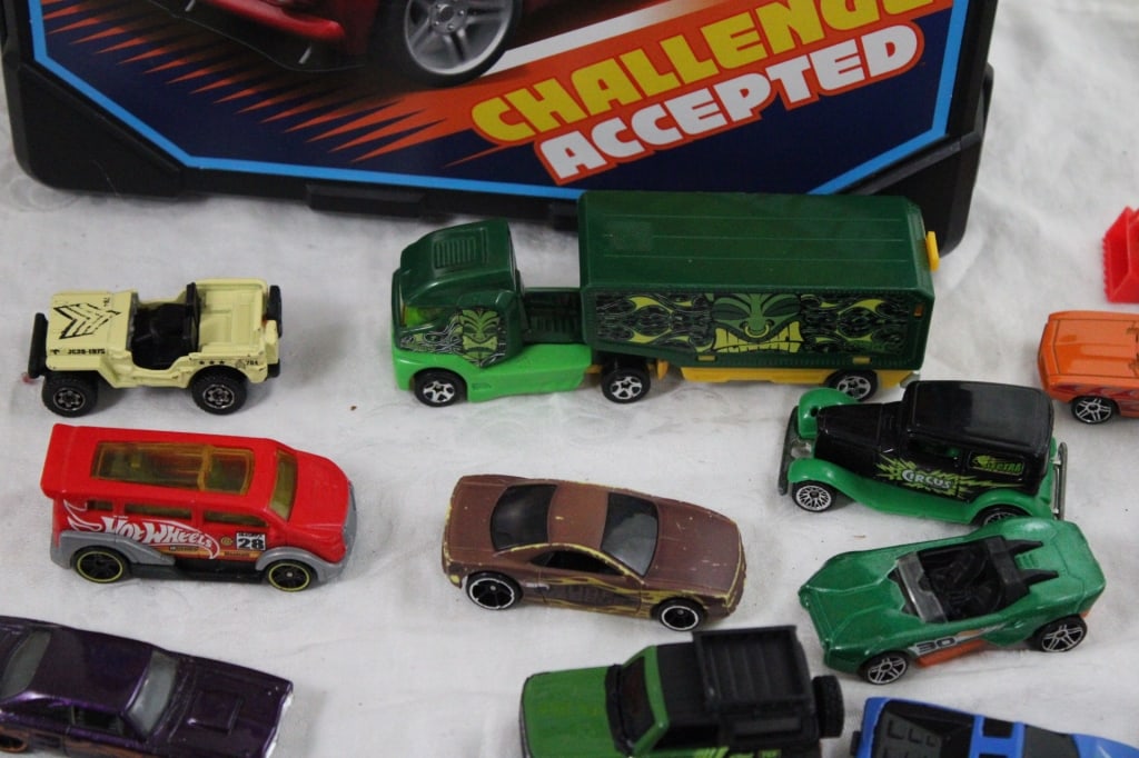 Hot Wheels Challenge Accepted Case with Cars - 10