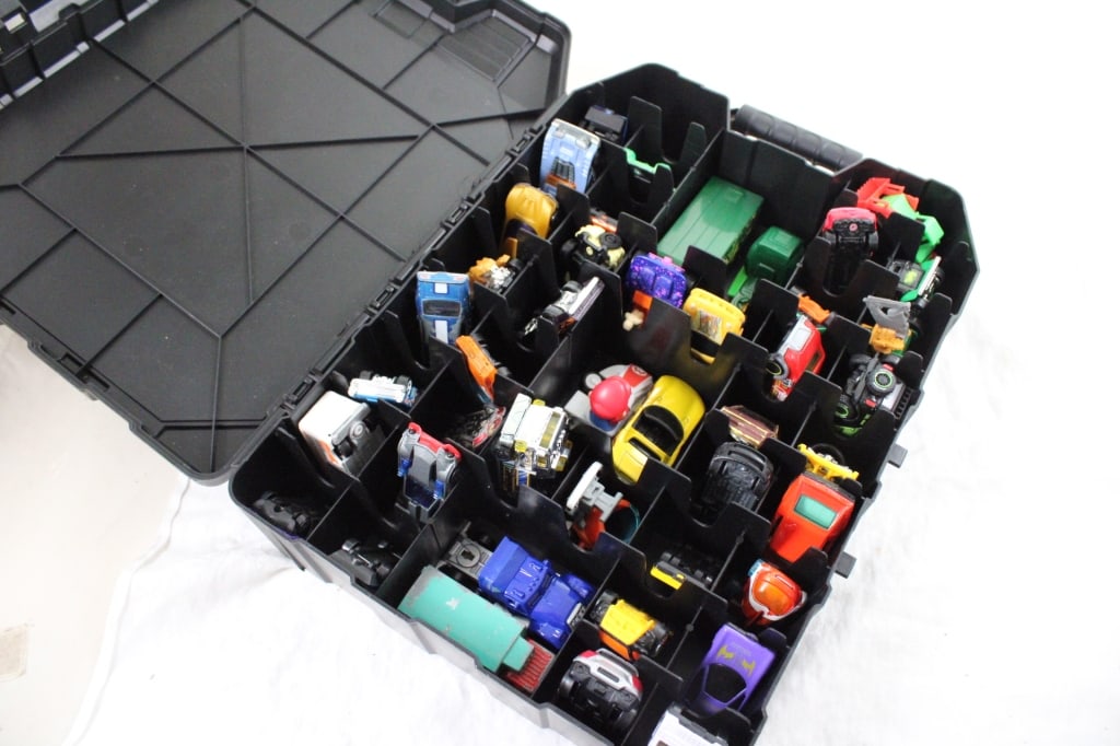 Hot Wheels Challenge Accepted Case with Cars - 12