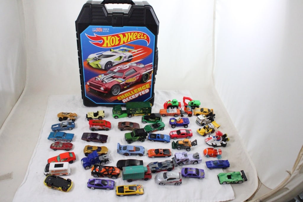 Hot Wheels Challenge Accepted Case with Cars (1 of 14)