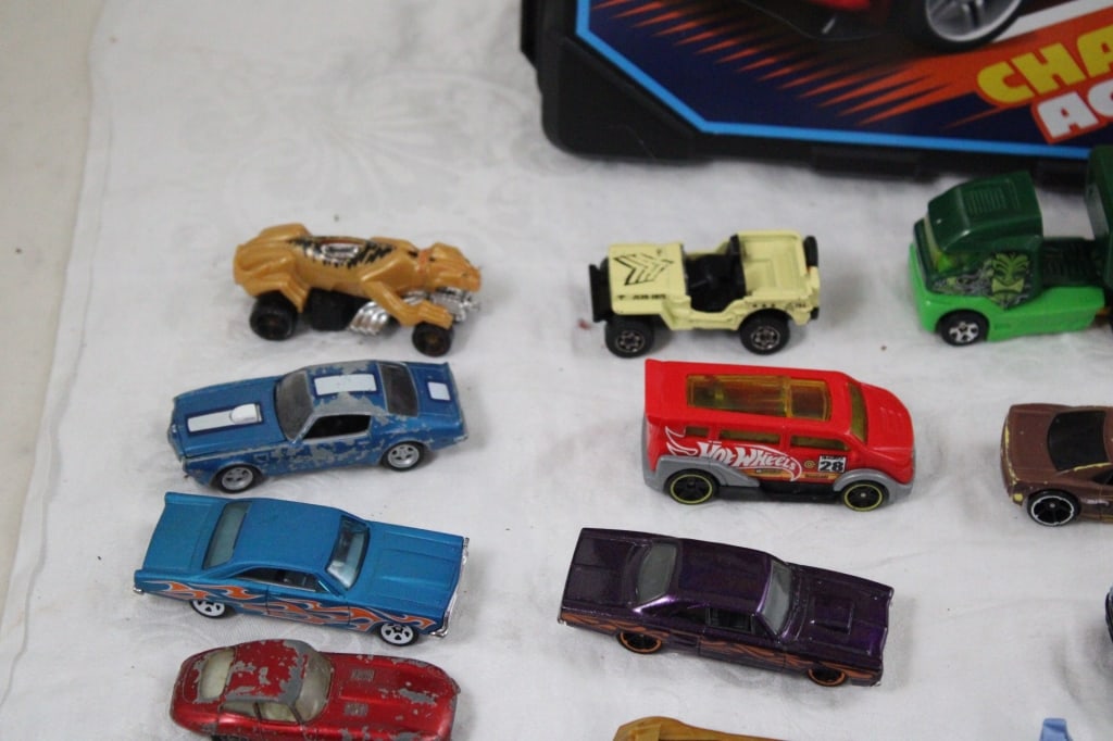 Hot Wheels Challenge Accepted Case with Cars - 3