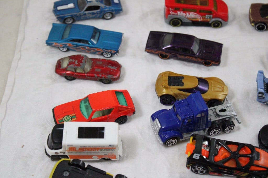 Hot Wheels Challenge Accepted Case with Cars - 4