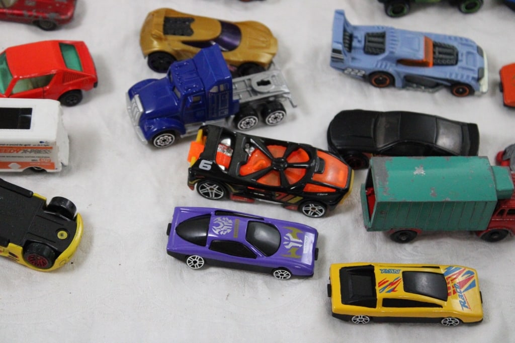 Hot Wheels Challenge Accepted Case with Cars - 5