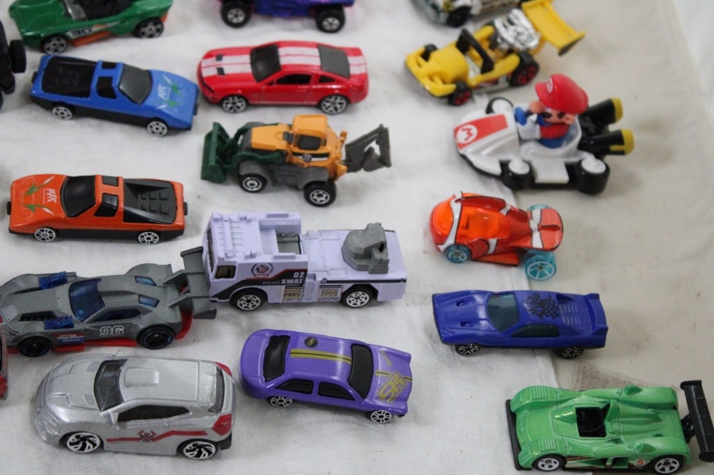 Hot Wheels Challenge Accepted Case with Cars - 7