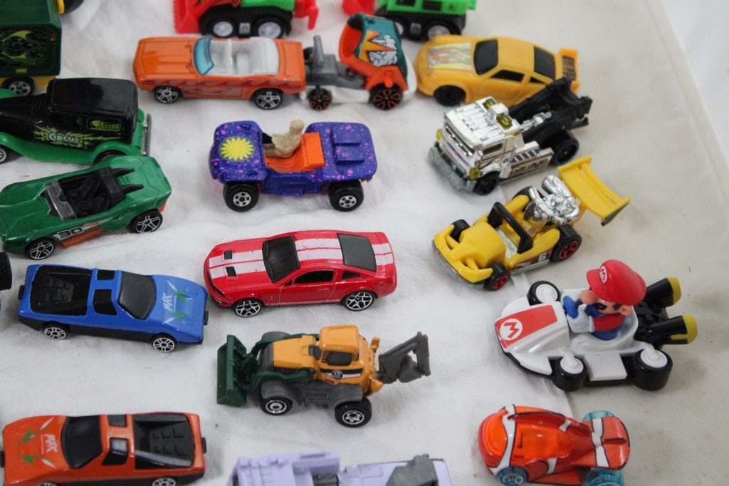 Hot Wheels Challenge Accepted Case with Cars - 8