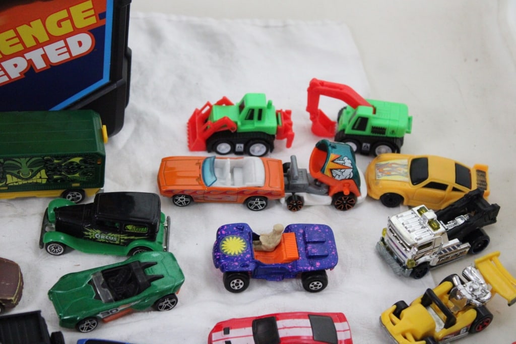 Hot Wheels Challenge Accepted Case with Cars - 9