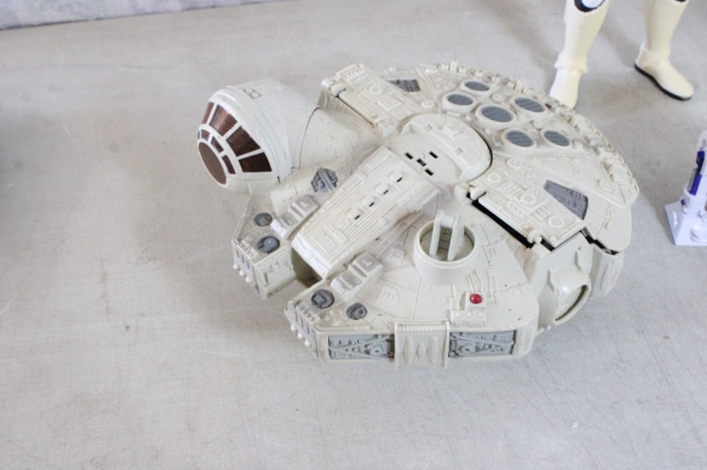 Star Wars Figures & 2 Millenium Falcon Ships - 10