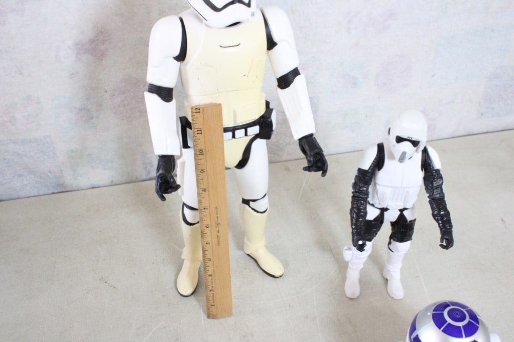 Star Wars Figures & 2 Millenium Falcon Ships - 16