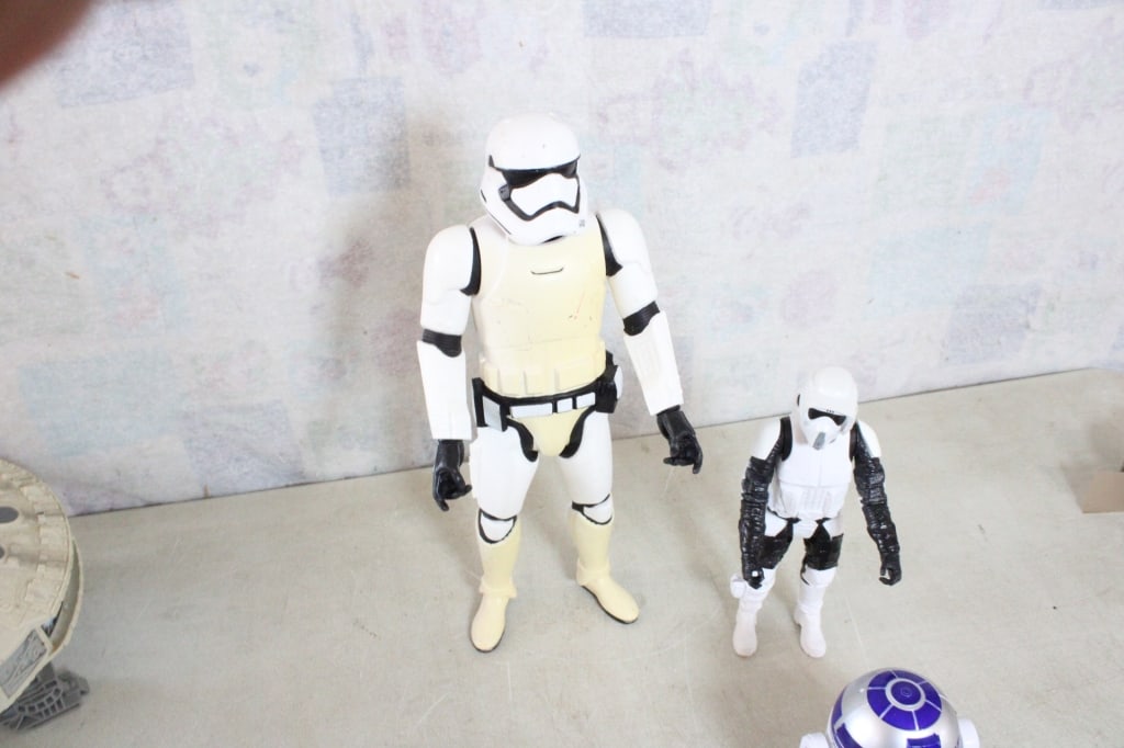 Star Wars Figures & 2 Millenium Falcon Ships - 17