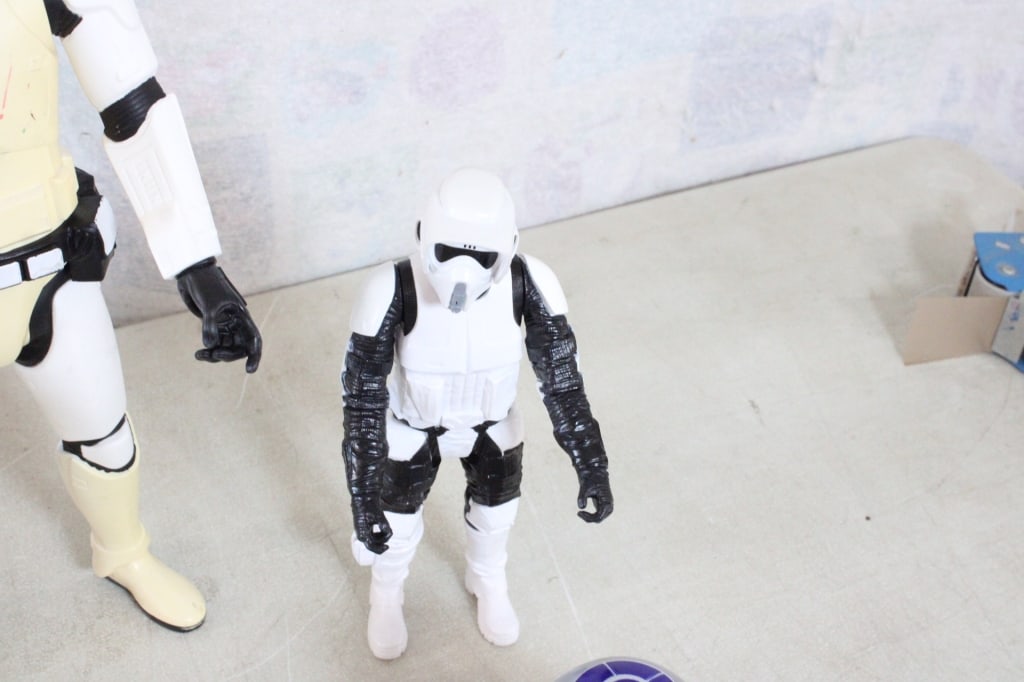Star Wars Figures & 2 Millenium Falcon Ships - 18