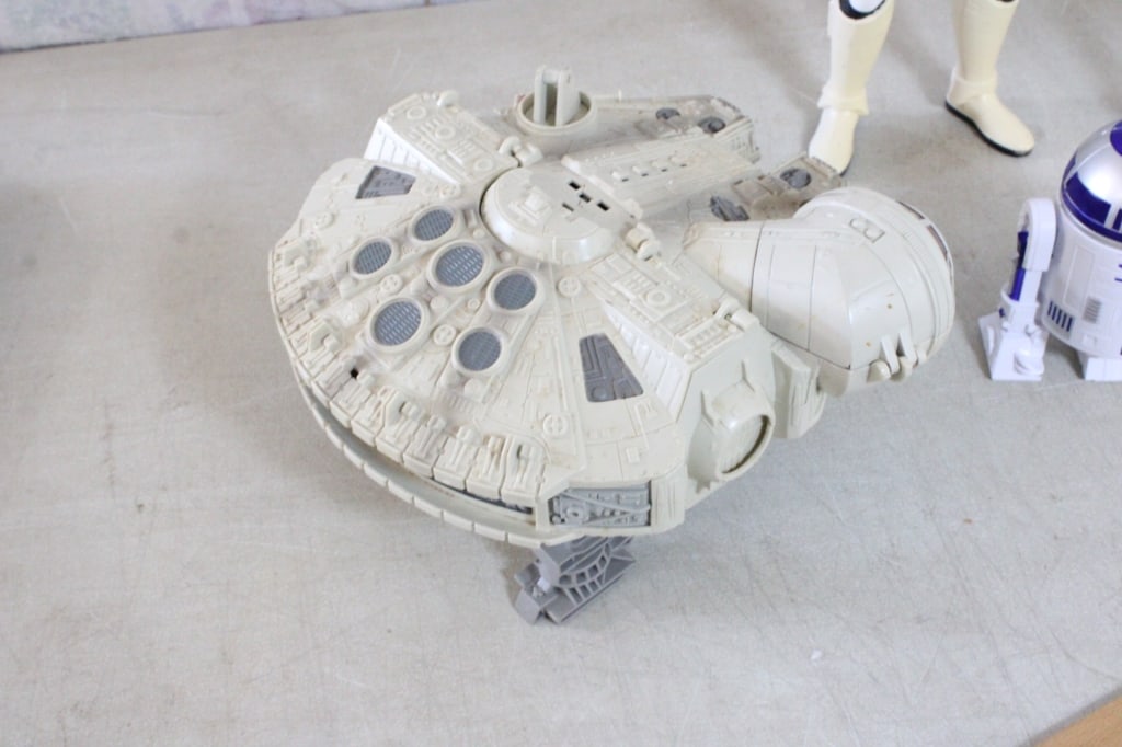 Star Wars Figures & 2 Millenium Falcon Ships - 8