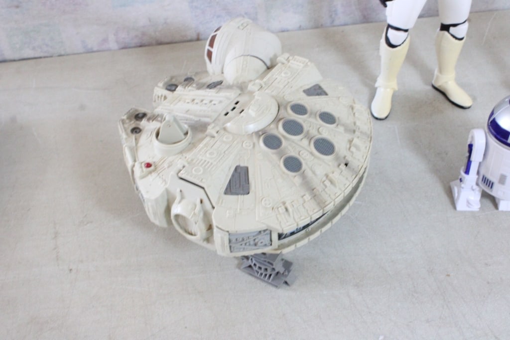 Star Wars Figures & 2 Millenium Falcon Ships - 9