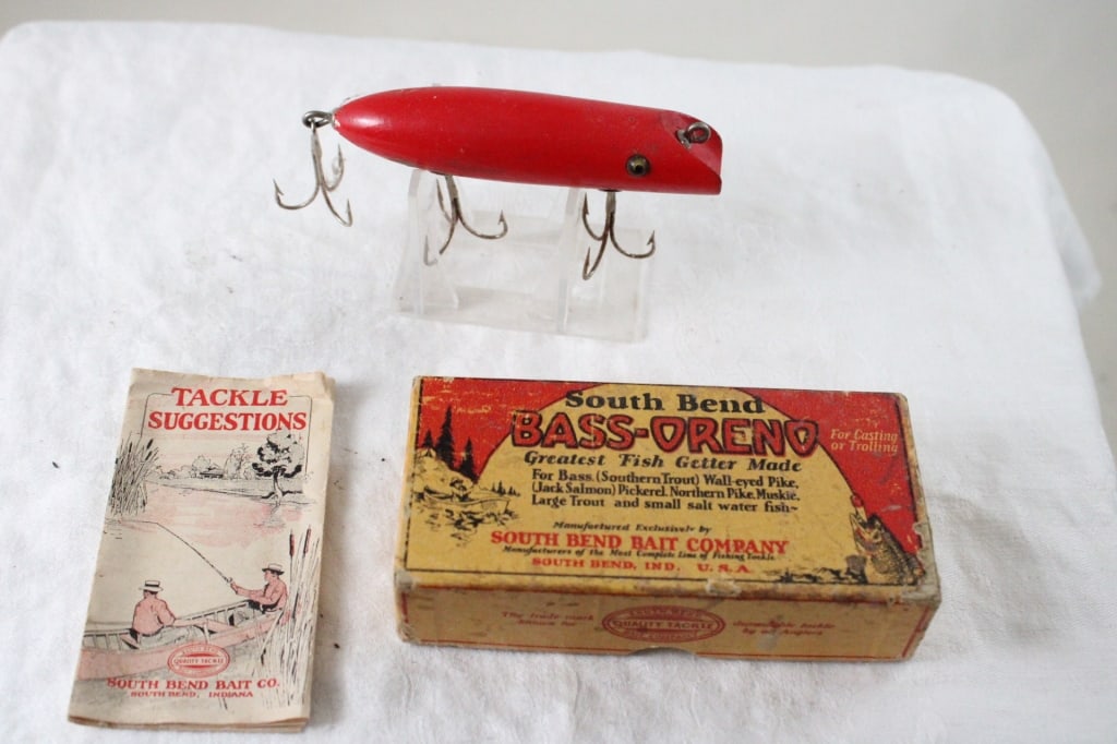 1916 South Bend Bass-Oreno Fishing Lure Glass Eyes: 1916 South Bend Bass-Oreno Fishing Lure Glass Eyes - In Box with Wobbling Motion. Lot Size 5" x 2" x 1". 1 Lb. All information and photos are intended to be as accurate as possible, but errors