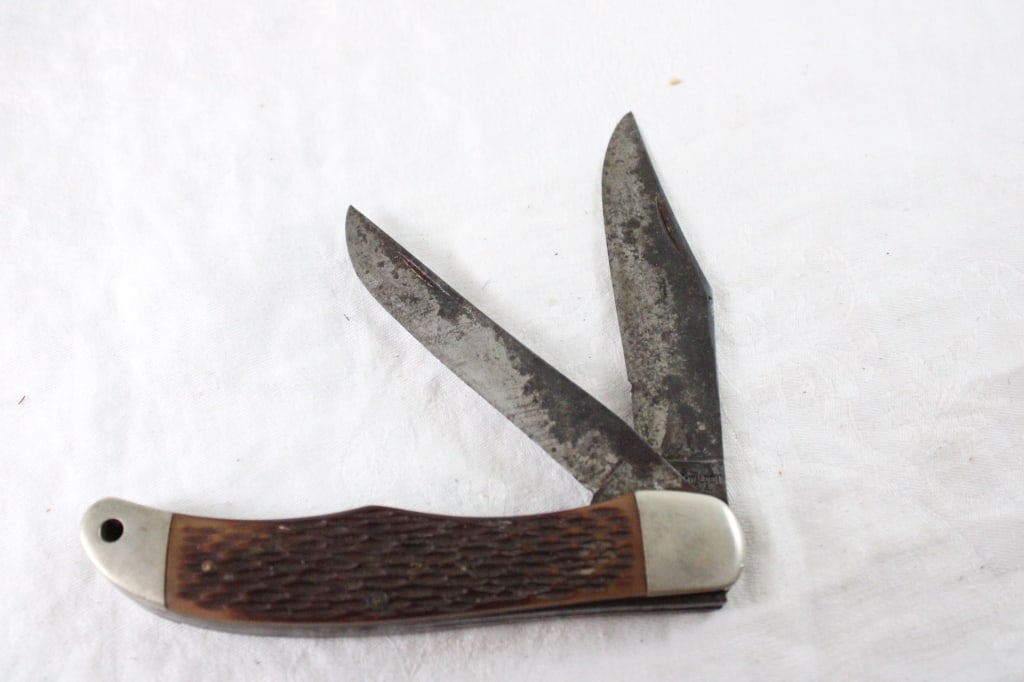 Schrade Walden Folding Knife #225H: Schrade Walden Folding Knife #225H - Lot Size 6" x 2" x 2". 1 Lb. All information and photos are intended to be as accurate as possible, but errors are possible. No item may be returned or