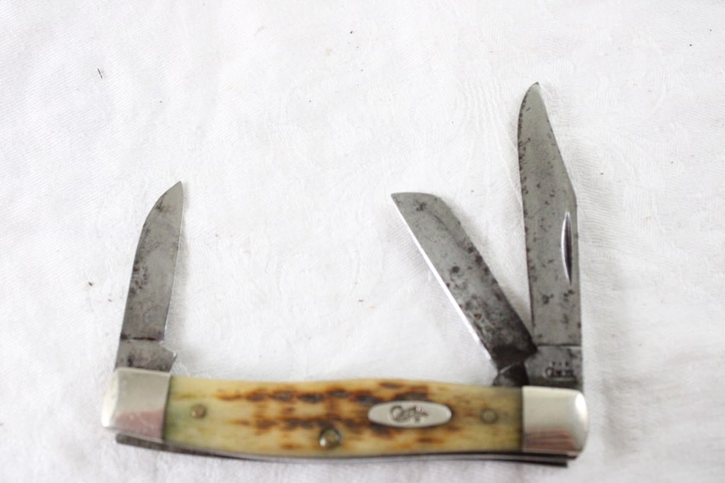 Case XX 3 Blade Folding Knife #63032: Case XX 3 Blade Folding Knife #63032 - Lot Size 5" x 2" x 2". 1 Lb. All information and photos are intended to be as accurate as possible, but errors are possible. No item may be returned
