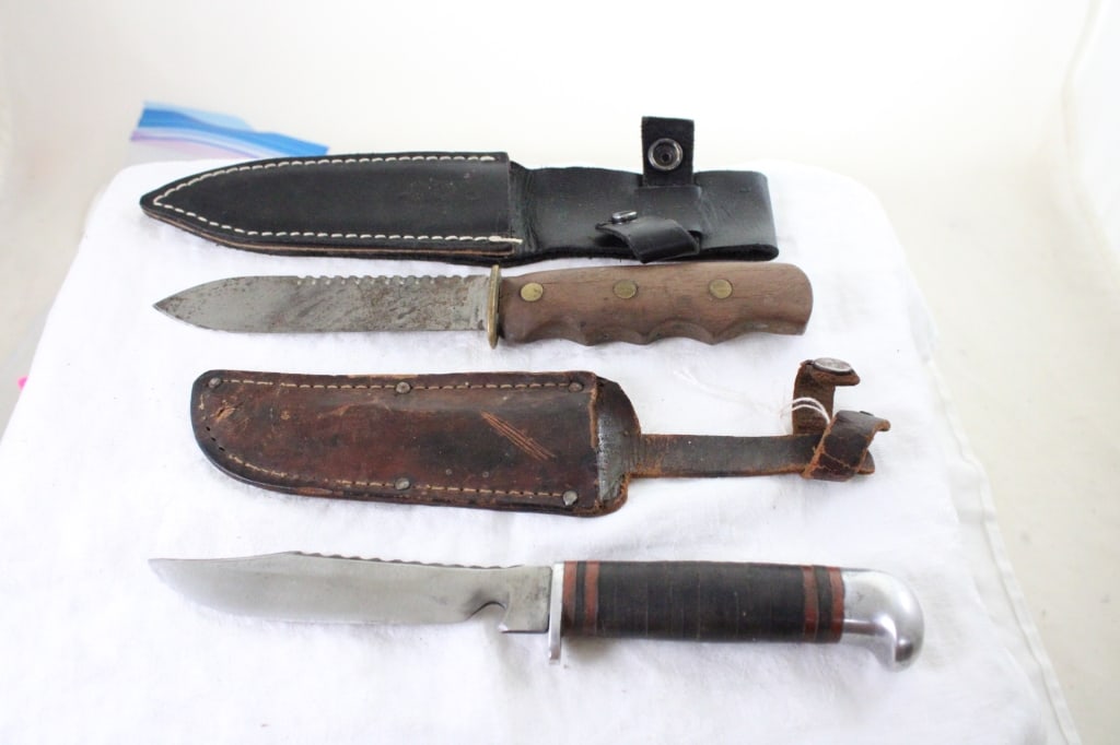 2 Fixed Blade Unbranded Knives in Sheaths (1 of 17)