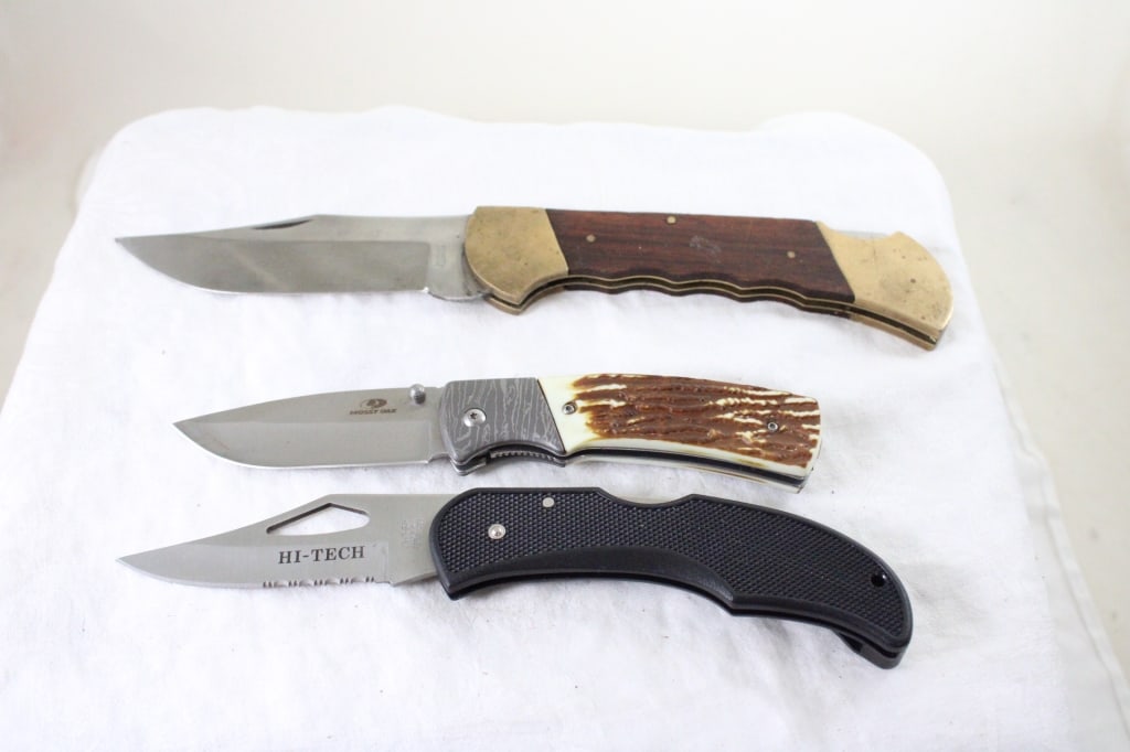 3 Folding Lock Blade Knives - Mossy Oak, Hi-Tech: 3 Folding Lock Blade Knives - Mossy Oak, Hi-Tech - and Unbranded. Lot Size 8" x 5" x 3". 2 Lbs. All information and photos are intended to be as accurate as possible, but errors are possible. No