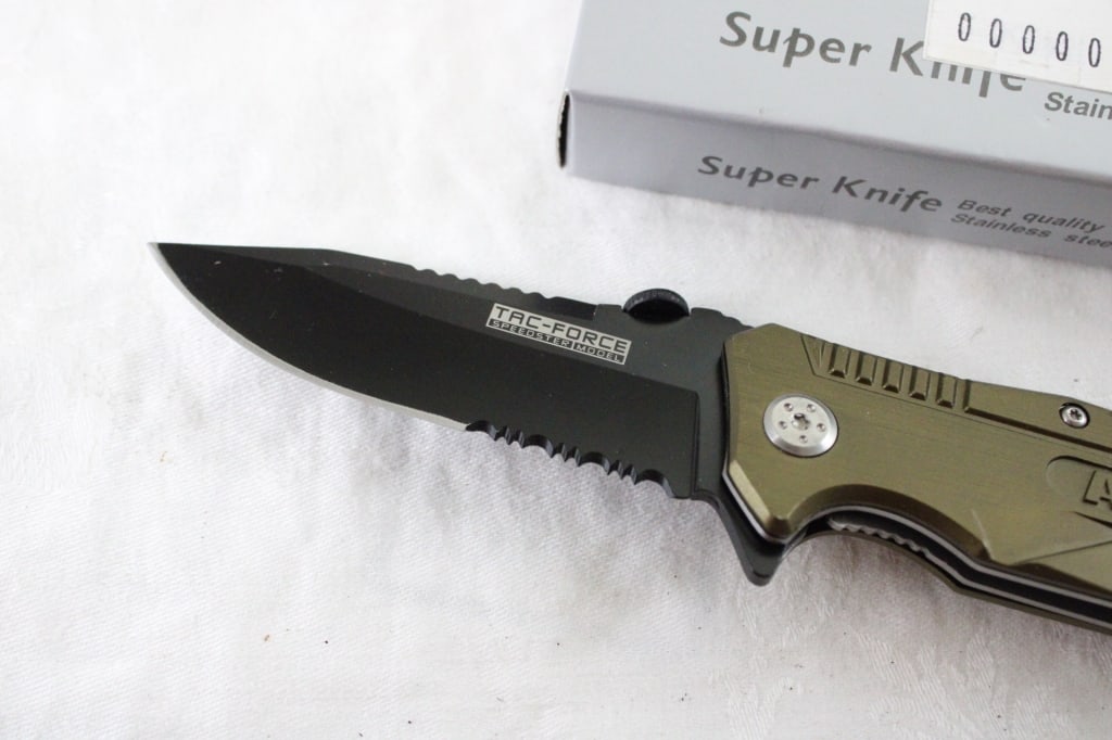 2 Folding Knives Schrade & Army Tac-Force in Box - 12
