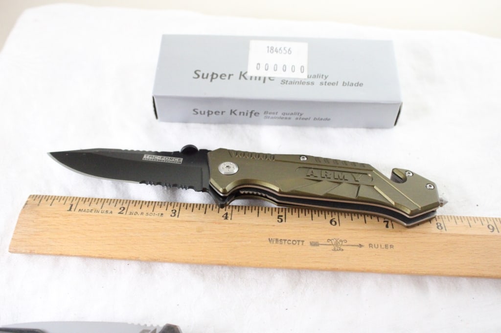 2 Folding Knives Schrade & Army Tac-Force in Box - 14