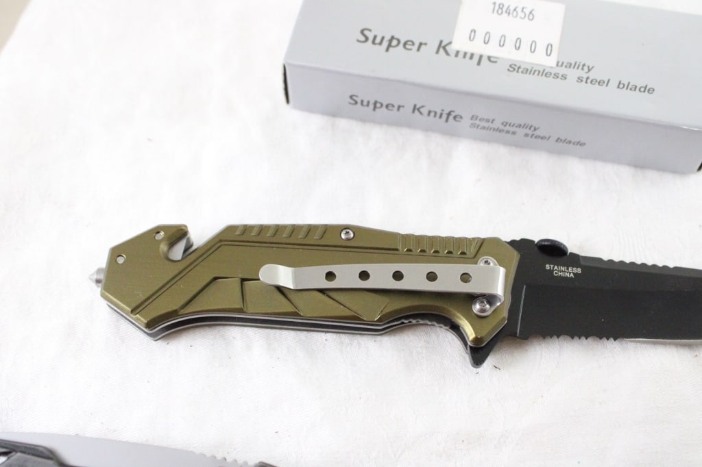 2 Folding Knives Schrade & Army Tac-Force in Box - 17