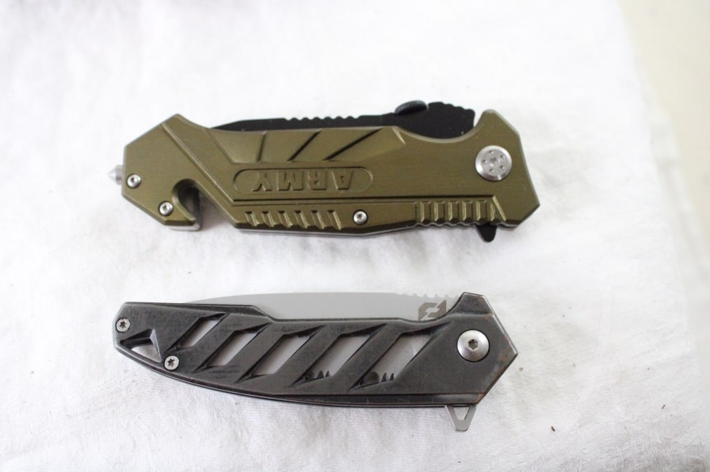 2 Folding Knives Schrade & Army Tac-Force in Box - 18