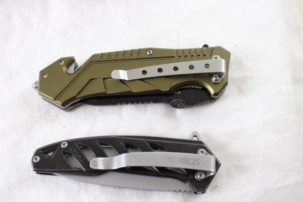 2 Folding Knives Schrade & Army Tac-Force in Box - 19