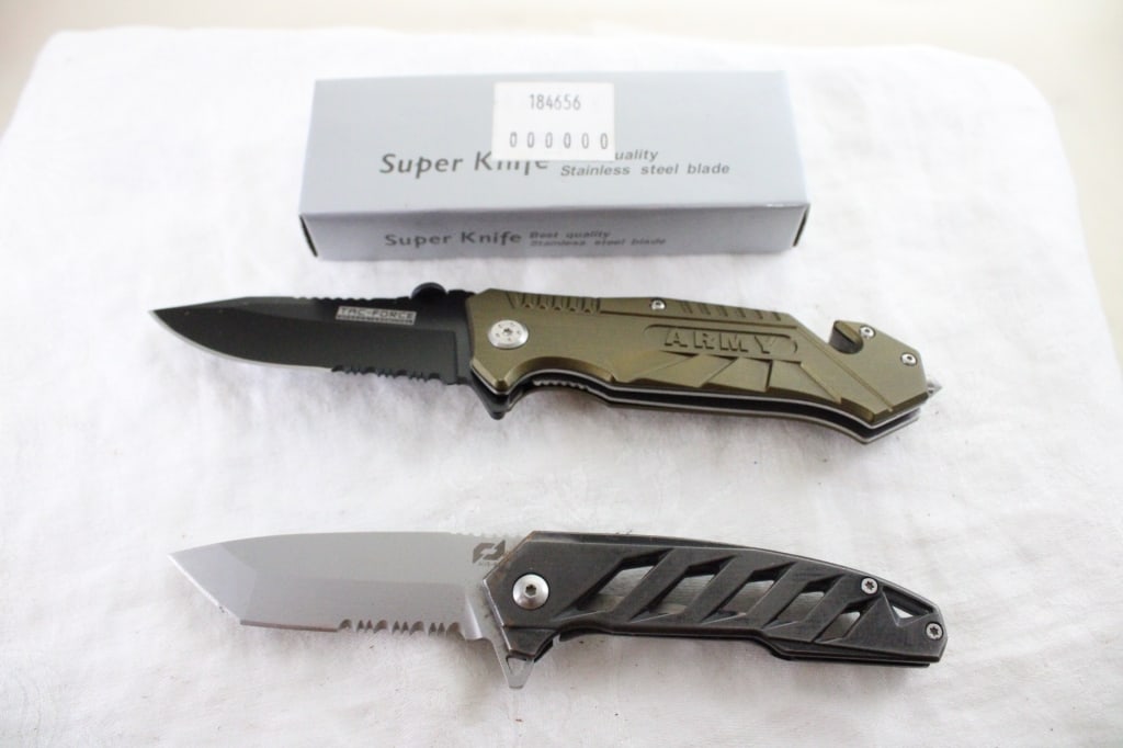 2 Folding Knives Schrade & Army Tac-Force in Box: 2 Folding Knives Schrade & Army Tac-Force in Box - Lot Size 6" x 4" x 2". 1 Lb. All information and photos are intended to be as accurate as possible, but errors are possible. No item