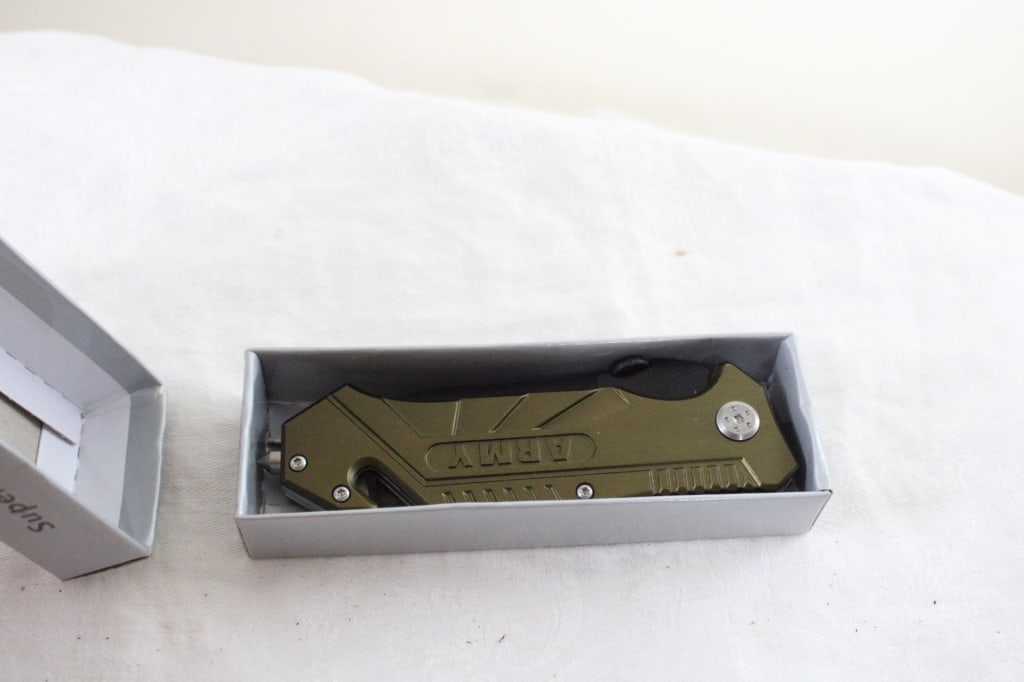 2 Folding Knives Schrade & Army Tac-Force in Box - 20