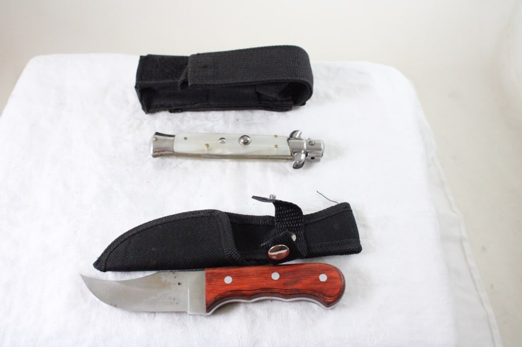 1 Fixed Blade & 1 Italian Automatic Folding Knife: 1 Fixed Blade & 1 Italian Automatic Folding Knife - Fixed Blade Knife is Unbranded and Automatic Lot Size 7" x 3" x 3". 1 Lb. All information and photos are intended to be as accurate as