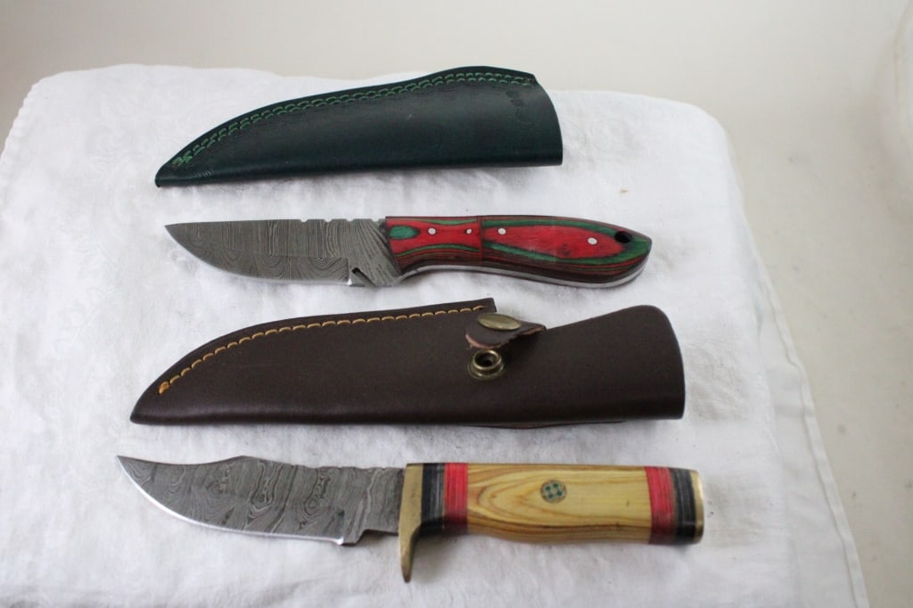2 Damascus Fixed Blade Knives in Sheaths: 2 Damascus Fixed Blade Knives in Sheaths - Lot Size 10" x 4" x 3". 1 Lb. All information and photos are intended to be as accurate as possible, but errors are possible. No item may be