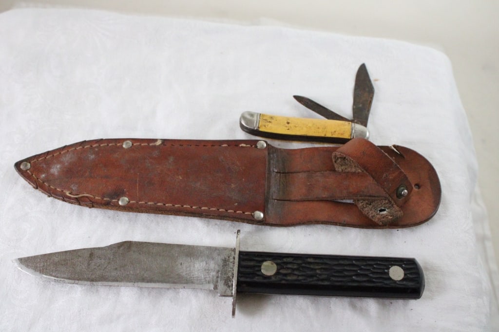 Fixed Blade & Folding Imperial Knives: Fixed Blade & Folding Imperial Knives - Fixed Blade is in Sheath. Lot Size 10" x 3" x 2". 1 Lb. All information and photos are intended to be as accurate as possible, but errors are possible. No