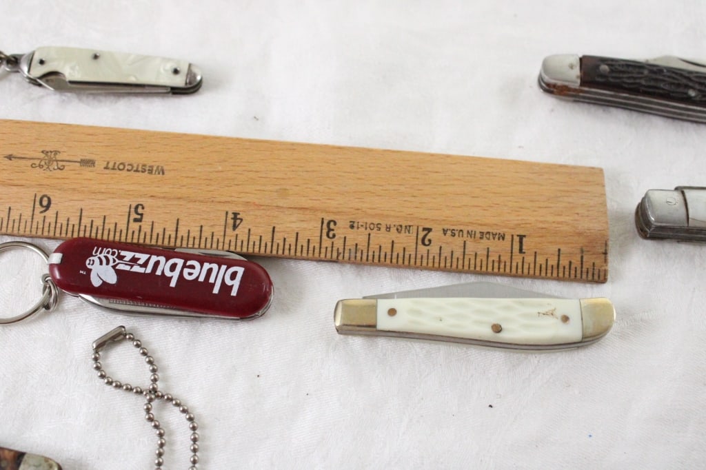 8 Assorted Pocket Knives - 20