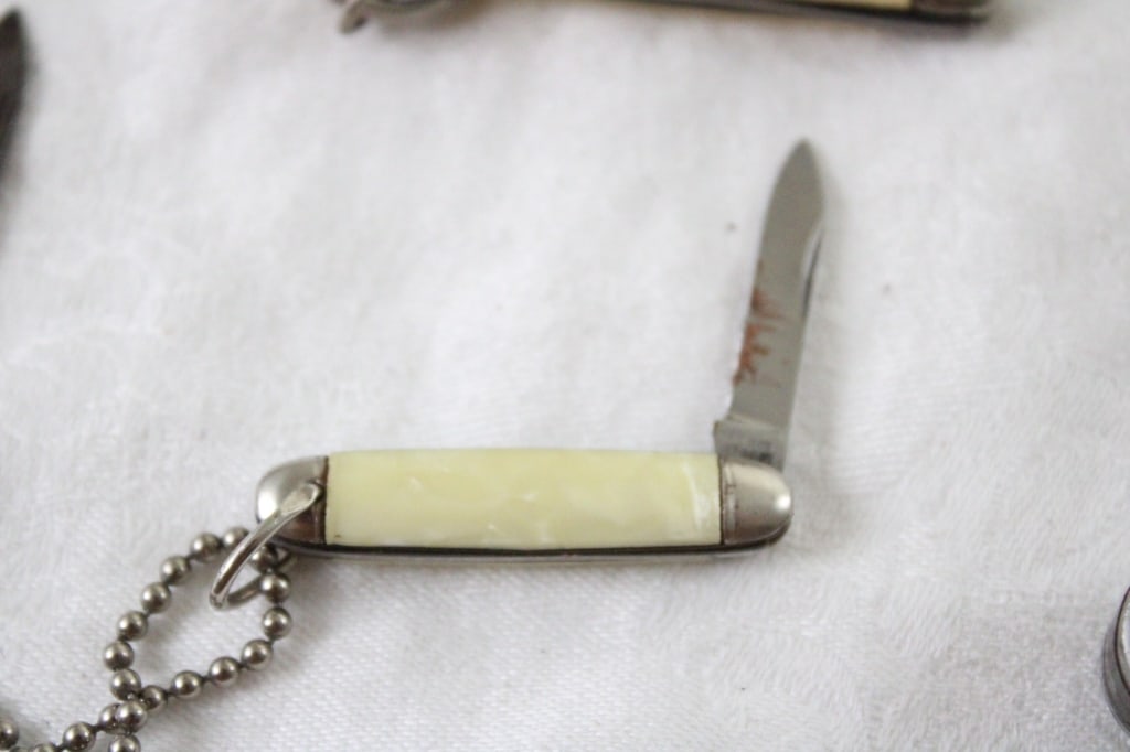 8 Assorted Pocket Knives - 7