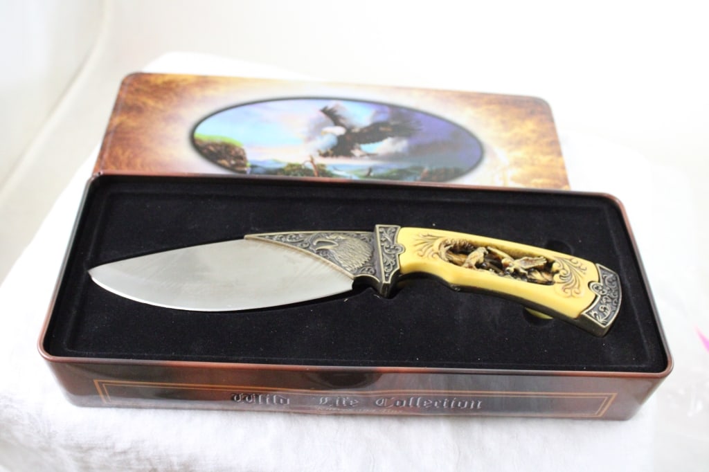 Fixed Blade Wild Life Collection Knife New in Tin: Fixed Blade Wild Life Collection Knife New in Tin - Lot Size 11" x 5" x 2". 2 Lbs. All information and photos are intended to be as accurate as possible, but errors are possible. No item