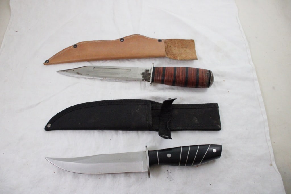 2 Unbranded Fixed Blade Knives in Sheaths (1 of 20)