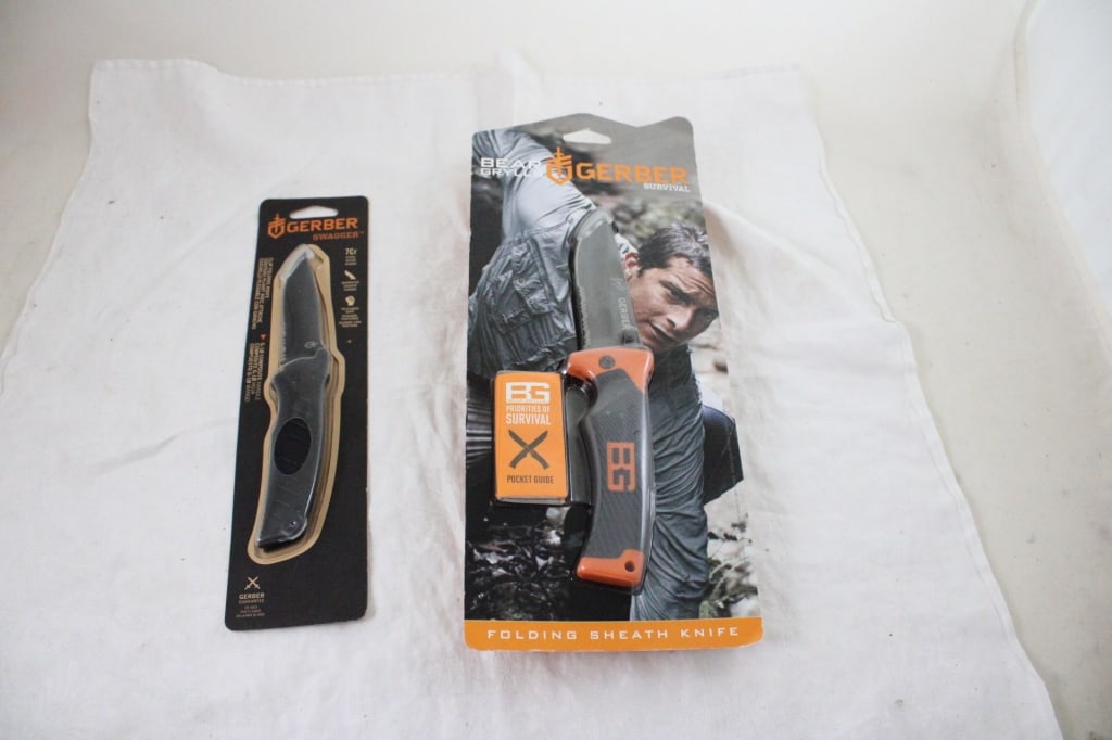 2 Gerber Folding Lock Blade Knives New in Package: 2 Gerber Folding Lock Blade Knives New in Package - Lot Size 14" x 8" x 4". 1 Lb. All information and photos are intended to be as accurate as possible, but errors are possible. No item