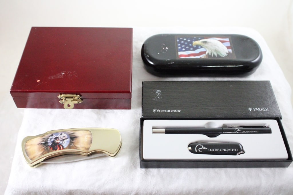 3 Folding Knives in Boxes & 1 Loose (1 of 20)